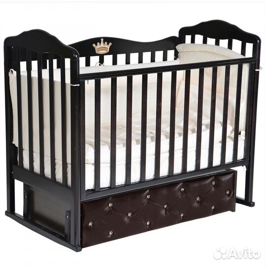 Детская кроватка с маятником коричневая