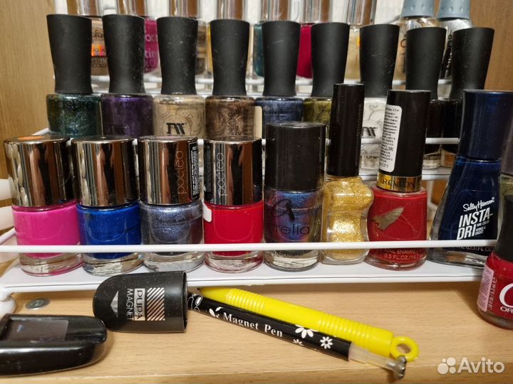 Металлическая трехуровневая полка для лаков и лаки