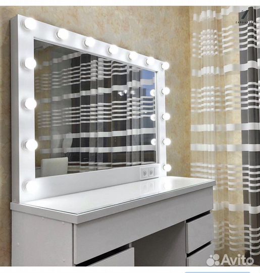 Туалетный столик для макияжа с гримёрным зеркалом