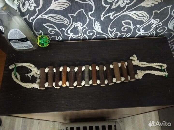 Мостик из деревянных веточек для попугая