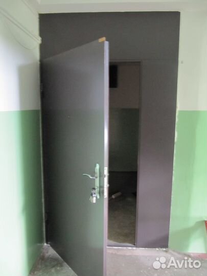 Металл.,Дверь перегородка с серой покраской