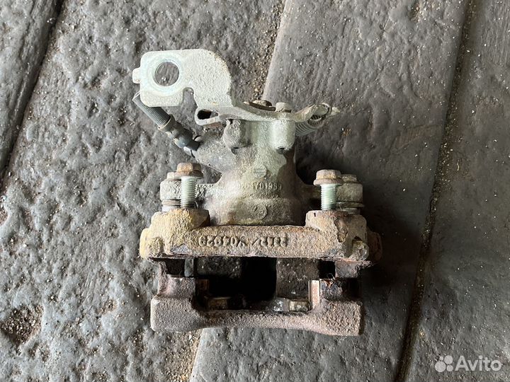 Суппорт задний правый на Toyota Auris E18