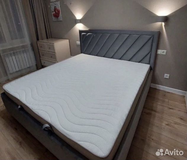 Кровать двухспальная с мягким изголовьем