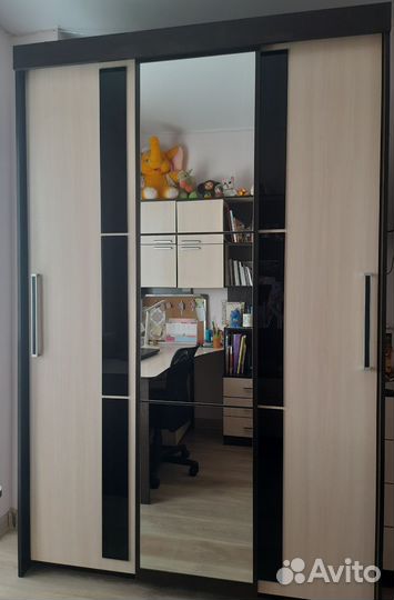 Шкаф трехстворчатый с зеркалом