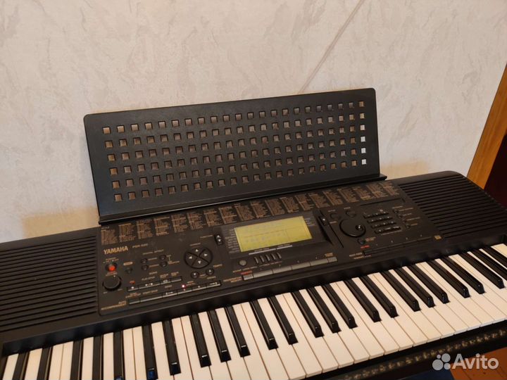 Синтезатор Yamaha PSR-520 с подставкой и педалью