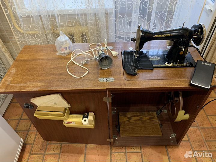 Швейная машинка с тумбой