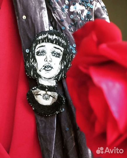 Брошь вышитая 