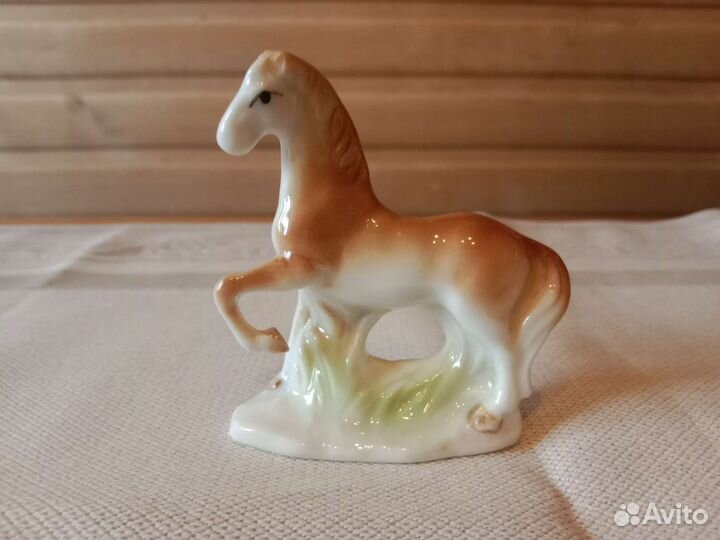 Фигурка фарфоровая лошадка