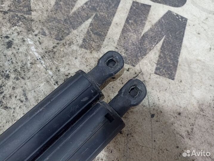 Амортизатор крышки багажника Mercedes W164