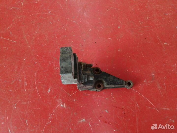 Кронштейн опоры двс Toyota Avensis