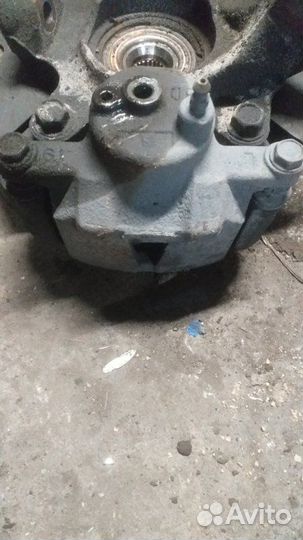 Суппорт тормозной передний левый Toyota Vitz SCP10