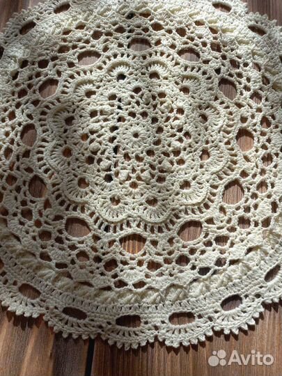 Рельефная салфетка вязаная