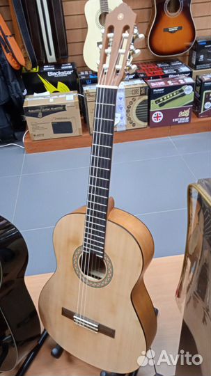 Классическая гитара 4/4 Yamaha C40 в Ассортименте