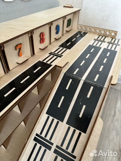 Деревянная парковка для машинок