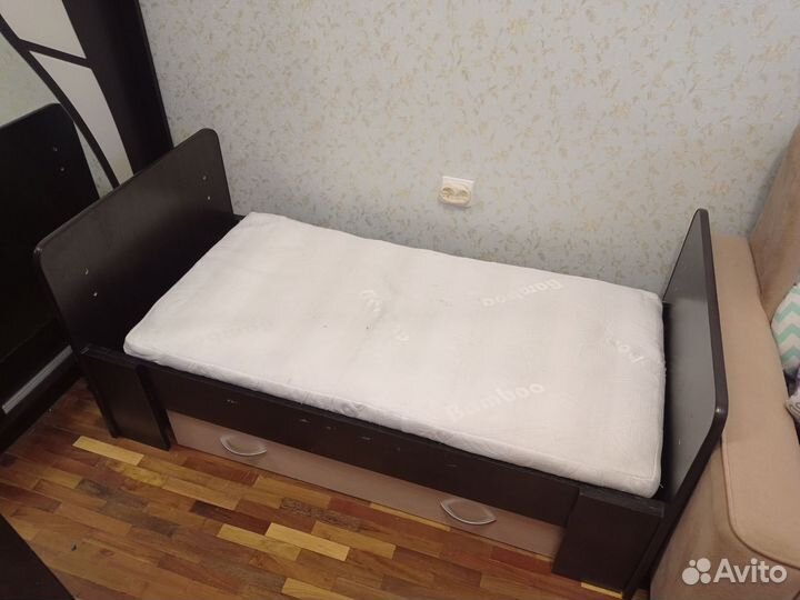 Детская кроватка с маятником и ящиком