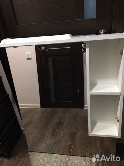 Зеркало с подсветкой и шкафчиком в ванную комнату