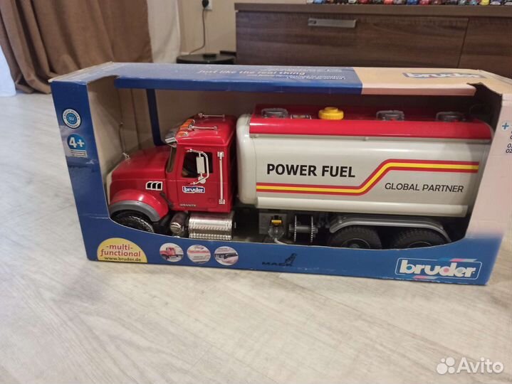 Bruder бензовоз