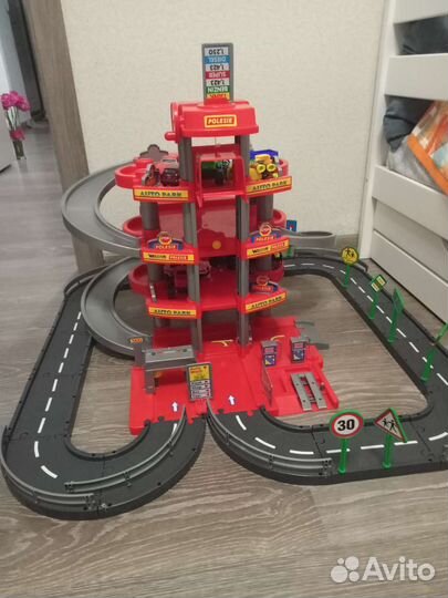 Игрушечная автостоянка
