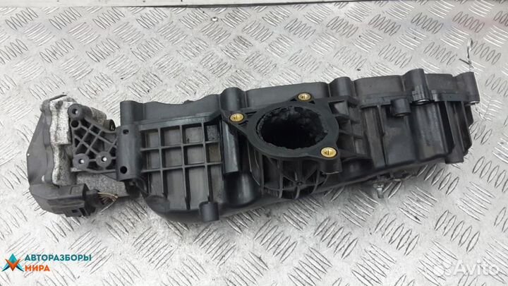 Коллектор впускной Volkswagen Passat B6 2010