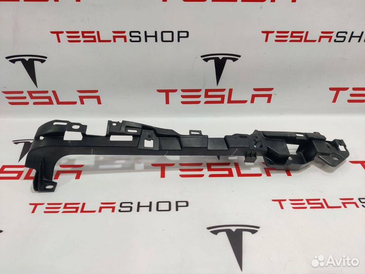 Направляющая панели багажного отделения Tesla