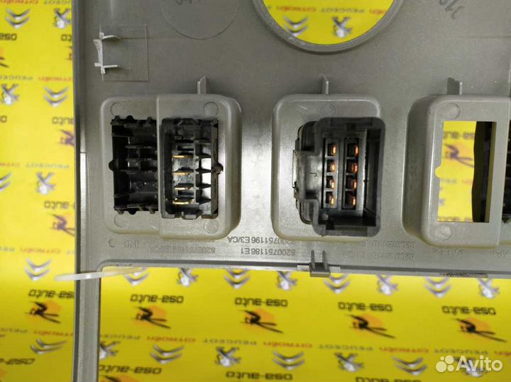 Декоротивный элемент панели управления renault-log