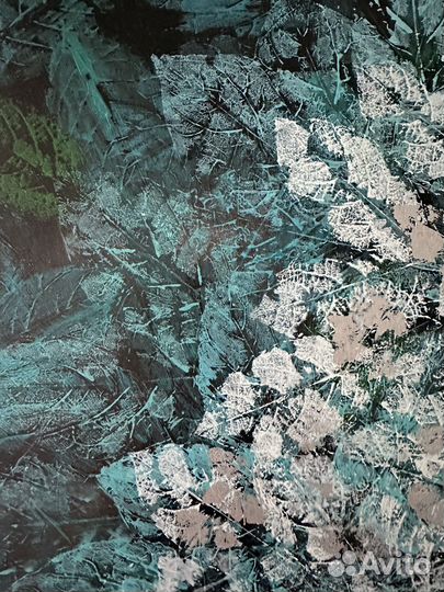 Картина листья на замерзшей земле