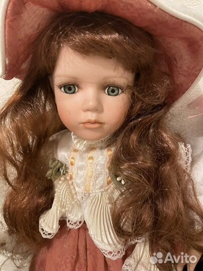 Кукла фарфоровая