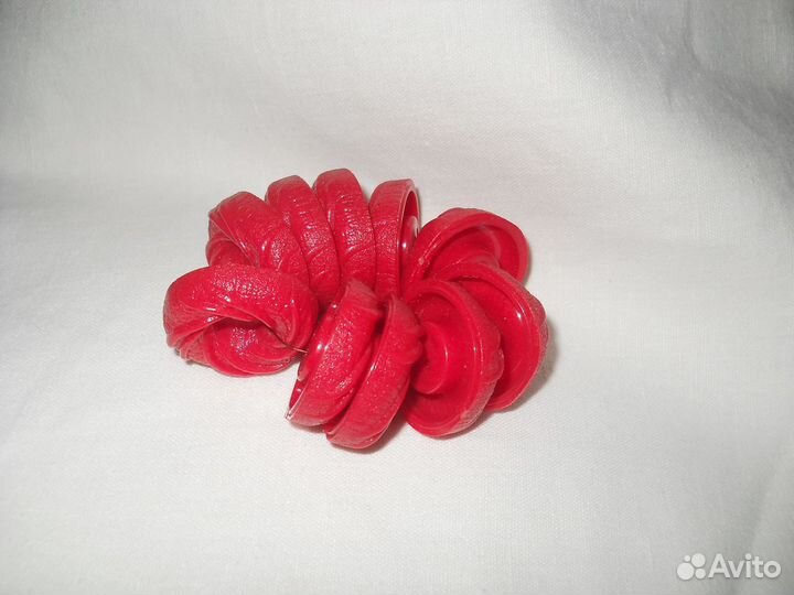 Нитки, пуговицы и другая фурнитура