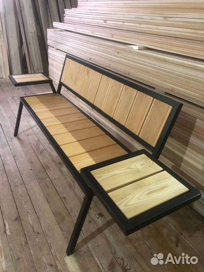 Уличная лавочка