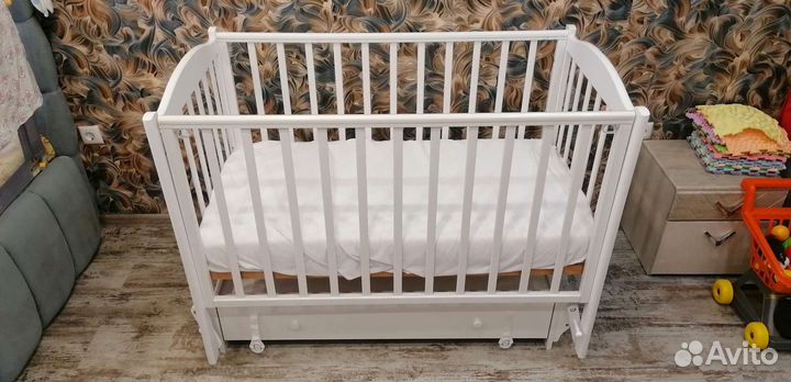 Детская кроватка с маятником белая