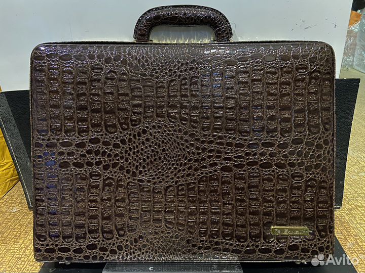 Дипломат кожаный с тиснением под крокодила