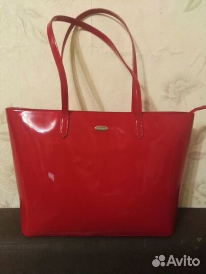 Красная лаковая сумка
