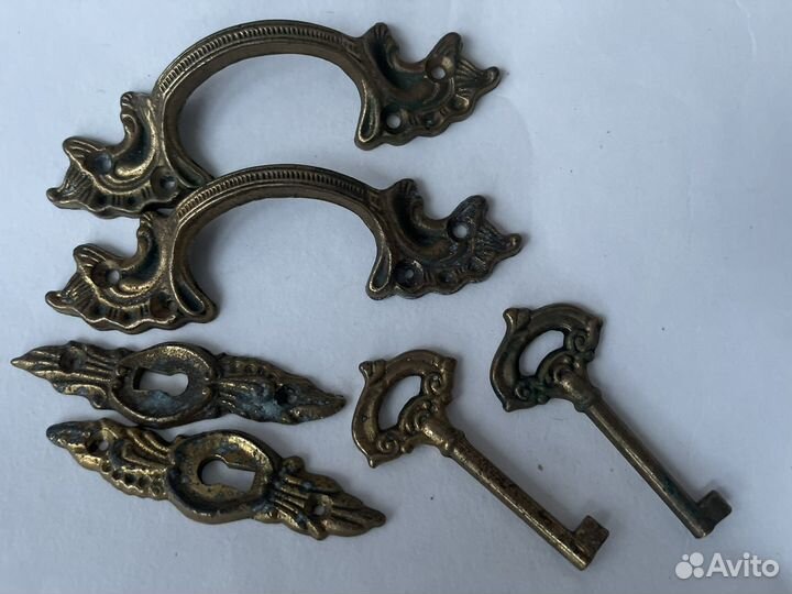 Старинные бронзовые накладки на мебель ключи
