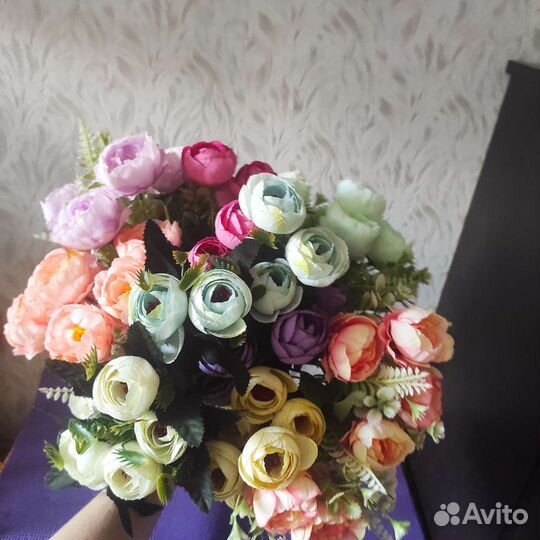 Искусственные цветы на кладбище