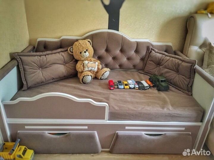 Кровать с каретной стяжкой велюр