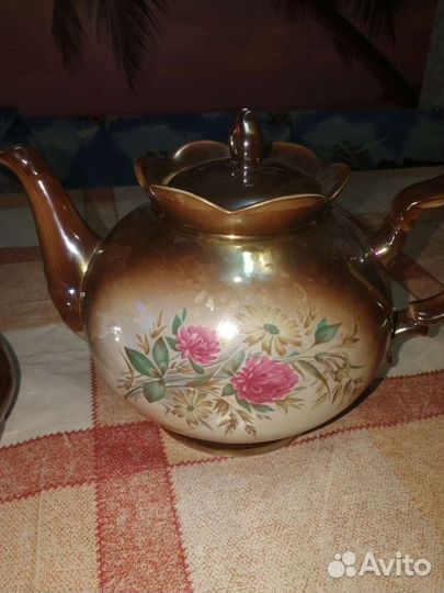 Заварочный чайник и молочник