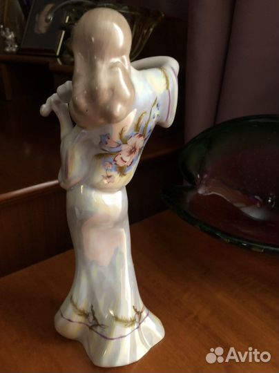Статуэтка из фарфора