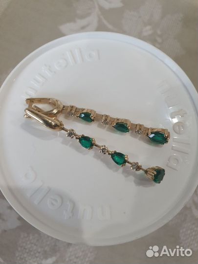 Золотые серьги с бриллиантами и изумрудами