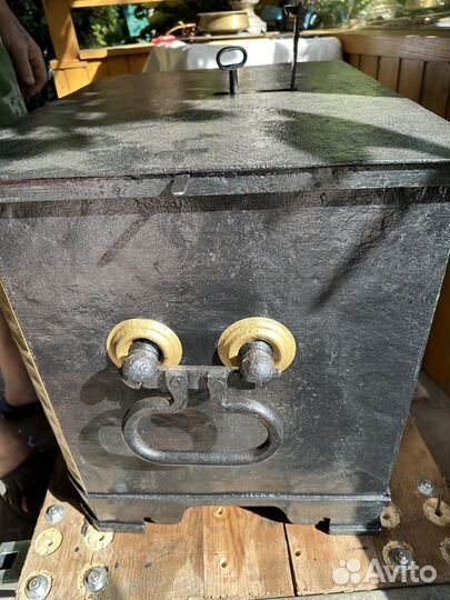 Сейф старинный, с потайными замками. В отличном со