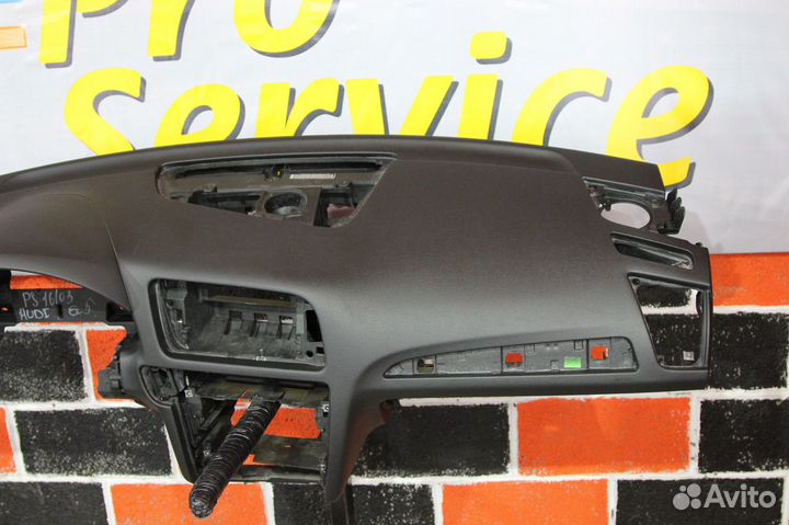 Торпедо Audi Q5 панель приборов