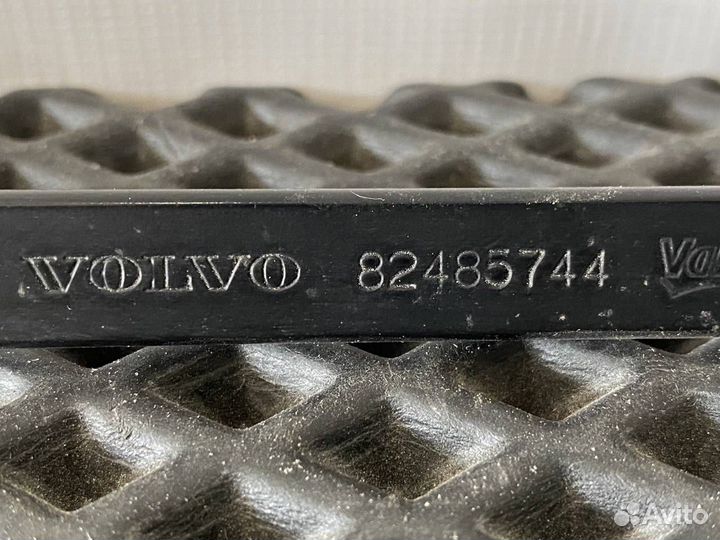 Поводок стеклоочистителя правый Volvo FH4 82485744