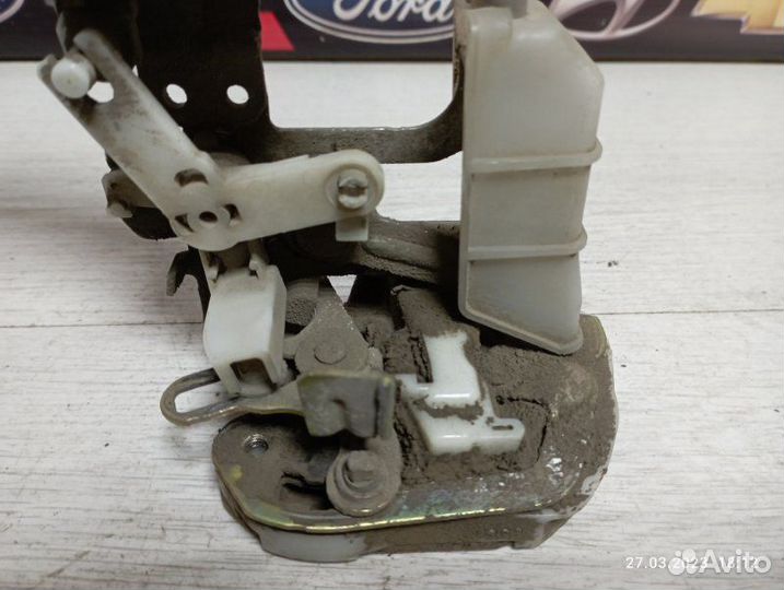 Замок двери задний левый Toyota Funcargo