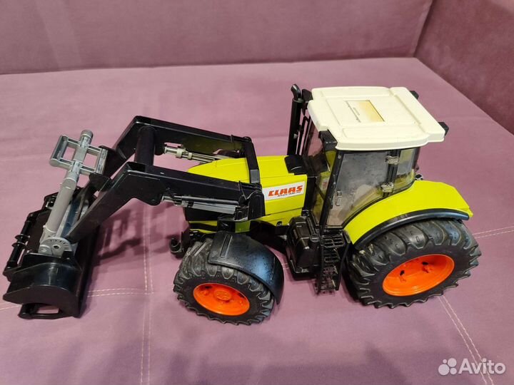 Трактор игрушечный