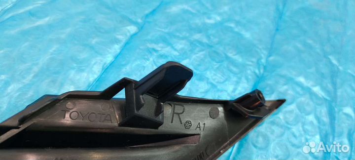 Молдинг решетки радиатора Камри 70 правый серый