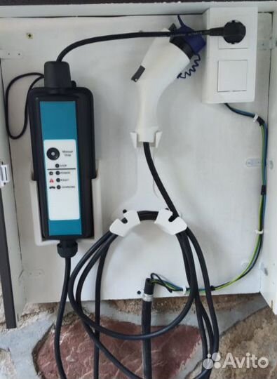 Настенные крепления для зарядного и кабеля Mitsubi