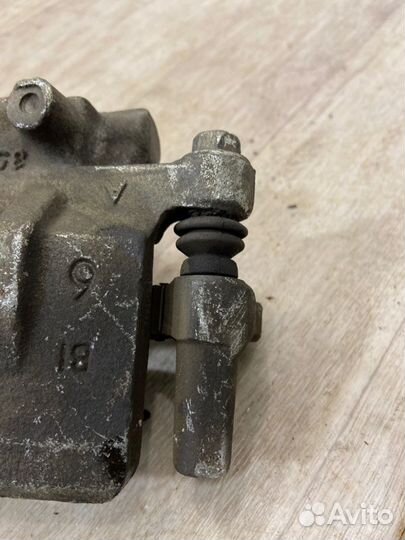 Суппорт тормозной задний левый Mitsubishi Lancer