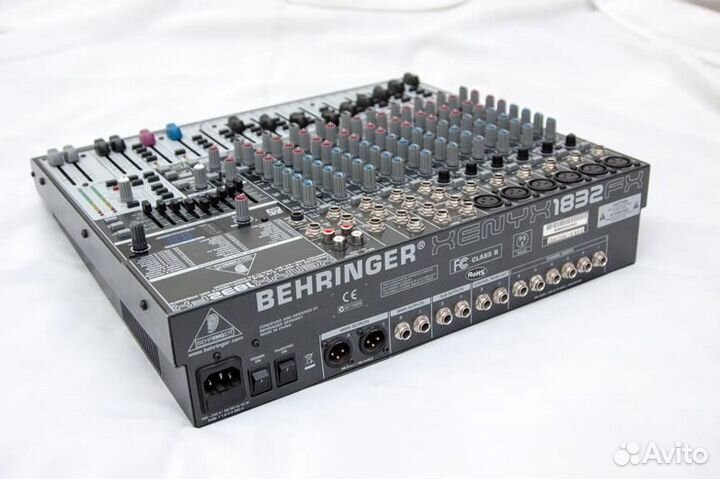 Микшерный пульт Behringer Xenyx X 1832USB