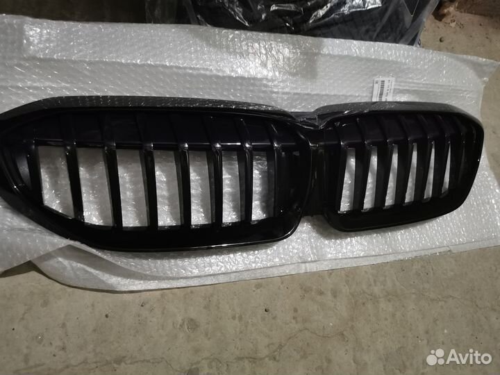 Черная решетка радиатора BMW G20
