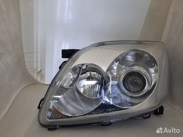 Фара Toyota Avensis