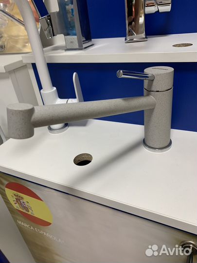 Итальянский смеситель на кухню бело/серый